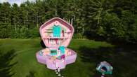 Polly Pocket diventa host e apre le porte del suo cofanetto vintage (in formato gigante) su Airbnb. Millennials, preparate le valigie!