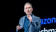Amazon, il CEO Jassy annuncia tagli: con l’IA serviranno “meno persone”