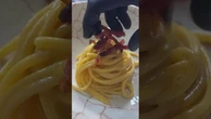 Carbonara day, ecco come lavorare le uova: i consigli dell'ex Masterchef Longanesi