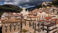 Nel paesino calabrese, l’oste che vi accoglie (e si accomiata) bevendo con voi un bicchiere di vino