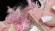 Angel hair chocolate, la cioccolata con i "capelli" rosa che sta scalzando la barretta di Dubai