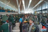 Cảnh tượng hiếm có ở sân bay Tân Sơn Nhất: Một màu xanh đồng loạt khiến ai cũng ngoái nhìn!