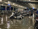Hình ảnh Hà Nội và TP.HCM sau cơn mưa "giải nhiệt": Gần nửa đêm đường Võ Chí Công vẫn tắc cứng, phố biến thành sông!