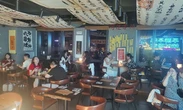 Giới trẻ Trung Quốc đi bar kết hợp xin quẻ cầu may: Đằng sau những gam màu tối của nền kinh tế lớn thứ 2 thế giới