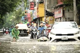 Toàn cảnh Hà Nội mưa như trút nước, "vịnh Văn Quán" lại ngập sâu, người dân vất vả di chuyển