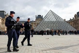 2 nghi phạm đã nhận tội trộm đồ tại bảo tàng Louvre, nhưng vẫn không ai biết 8 bảo vật đang ở đâu