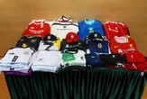 Đột kích 2 quầy hàng rong, tịch thu 1.000 áo đấu Liverpool, Arsenal giả trị giá hàng trăm triệu đồng: Người bán đối mặt mức phạt nặng