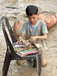 Cậu bé 12 tuổi lật từng trang sách lấm bùn sau lũ quét ở Nghệ An: “Chữ vẫn còn đọc được cô ạ!”