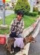 Câu chuyện sau bức ảnh cô bé ăn xin ôm chú chó già ở ngã tư Hàng Xanh
