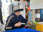 Cận cảnh người phụ nữ trực tiếp bơm thạch rau câu vào tôm hùm đã chết để bán ra thị trường