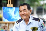 Chuyện của bác "họa sĩ trông xe" dễ thương nhất TP.HCM: Ai đi ngang cũng ngoái lại nhìn!