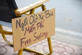 Một chủ quán nước ở TP.HCM âm thầm đặt hai chiếc ghế bên đường mỗi sáng, cùng tấm bảng nhỏ ai nhìn cũng thấy mê!