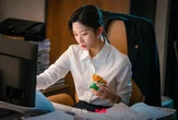 Nữ hoàng công sở đẹp nhất Hàn Quốc 2025: Visual mê chữ ê kéo dài, đi diễn mà như catwalk giữa phim trường