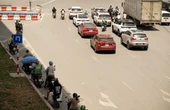 Hà Nội hóa "chảo lửa" giữa trưa 40 độ C: Xuất hiện ảo ảnh trên đường, người dân biến tấu muôn kiểu chống nắng