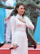 Mỹ Tâm tóc đen, áo dài trắng sáng bừng cả Dinh Độc lập, hình ảnh để đời tái hiện xuất sắc