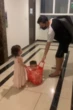 Con gái lớn suốt ngày đánh em, bố mẹ nghĩ ra "chiêu độc" khiến bé hứa nhất quyết không tái phạm