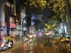 Hà Nội sau trận mưa lốc kinh hoàng: Hàng loạt cây cối đổ rạp, nhà trọ bị cuốn bay mái khiến bố mẹ phải ôm con di tản trong đêm