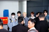 Hot: Tân Sơn Nhất như vỡ trận đón TEMPEST, Hanbin Ngô Ngọc Hưng "rủ rê" đồng đội diện áo dài ghi điểm cực mạnh