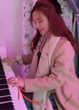 Vy Oanh đăng clip để lộ nhẫn kim cương cỡ "khủng"