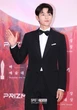 Song Joong Ki gây tranh cãi ngay trên thảm đỏ Baeksang 2024 vì 1 hành động, dân tình mỉa mai “tưởng làm vậy là dễ thương”