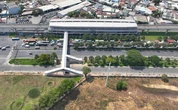 Hoàn thành 2 cầu đi bộ kết nối Metro số 1, công nhân tăng tốc thi công xuyên nghỉ lễ 7 cầu còn lại