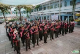 Nhóm bạn trẻ ngâm mình dọn rác dưới kênh đen giữa tiết trời 40 độ C: "Nước nóng lên và bốc mùi hôi càng nặng"