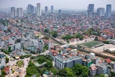 Nóng gần 40 độ C: Người Hà Nội tìm đủ cách "né" cái nắng bỏng rát ngoài đường