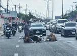 TP.HCM: Dầu nhớt đổ ra Quốc lộ 1A, nhiều xe máy trượt ngã