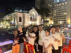 Thùy Tiên tự tay đệm đàn và hát cùng team Quang Linh Vlogs, Lôi Con minh họa nhiệt tình dù... không hiểu gì