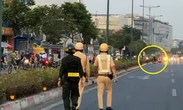 Thấy CSGT TP.HCM, đoàn xe đạp thể dục nháo nhào xách xe quay đầu tháo chạy