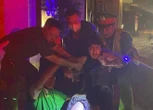Giải cứu cô gái người Anh rơi xuống hố thi công cáp ngầm ở Hà Nội