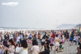 Vạn người đổ về bãi biển Sầm Sơn trong ngày nắng nóng đỉnh điểm