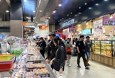 Bước sang ngày nghỉ "đổ lửa" thứ hai, dân tình vẫn giành nhau chỗ ngồi trong khu ăn uống ở các TTTM