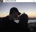 Kim Soo Hyun tự đăng ảnh hôn 1 cô gái, người ấy là Kim Ji Won?