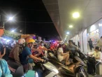 Bến xe miền Tây đông nghẹt dù đã nửa đêm: Hành khách chạy đôn đáo tìm vé xe về quê, trẻ nhỏ mướt mải mồ hôi ngủ gục trên vai bố mẹ