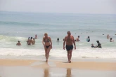 Trời Đà Nẵng nắng như đổ lửa, khách nước ngoài thích thú tắm biển, phơi nắng giữa trưa