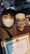 Thấy mẹ đang lúi húi nhặt ve chai ở vỉa hè, con trai bí mật đưa một món quà khiến bà lặng người