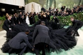 Dị nhất Met Gala 2024: “Rong biển khổng lồ” kết màn hay Kim Kardashian eo nhỏ khó tin chưa bằng màn che chắn kỳ quặc này