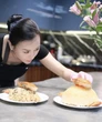 Phương Oanh đang ở cữ vẫn tự tay nấu ăn cho Shark Bình, cặp nhóc tỳ sinh đôi gây chú ý khi xuất hiện trong bếp cùng mẹ