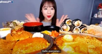 YouTuber đình đám bị bạn trai cũ bạo hành trong 4 năm, netizen giật mình khi nhìn lại dấu hiệu rõ ràng trong từng video mà không ai hay biết