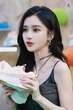 Ảnh chụp lén lộ body thật gầy trơ xương của Angelababy