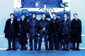 BTS biến thành "chống đạn thiếu niên đoàn" chắn bão cho HYBE: Fan phẫn nộ gửi vòng hoa biểu tình, công ty vội vàng xin lỗi!