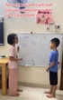 Cô bé 9 tuổi gây sốt vì dạy em trai "chất" như cô giáo, nói tiếng Anh siêu chuẩn