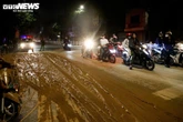 Bùn nhão tràn khắp đường, hàng loạt xe máy ngã sõng soài ở Hà Nội