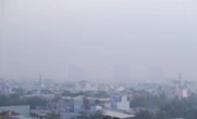 TPHCM mờ trắng trong sương, bụi mịn vượt ngưỡng nhiều lần