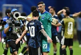 Thủ môn Emiliano Martínez tiết lộ cuộc trò chuyện thân mật với Messi: Chúng tôi ra sân như ngậm con dao trong miệng, không thể gục ngã