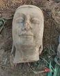 Đào đất, người dân phát hiện khối đá có hình thù kỳ lạ, chuyên gia xác nhận báu vật 1.400 năm tuổi
