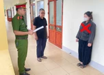 Thi hành lệnh bắt tạm giam nữ nhân viên giao hàng sinh năm 2001