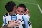 Cái ôm đầy cảm xúc của Messi và Enzo