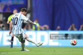 Messi đi vào lịch sử, trở thành cầu thủ đầu tiên trên thế giới sút trượt 2 quả penalty tại 1 kỳ World Cup